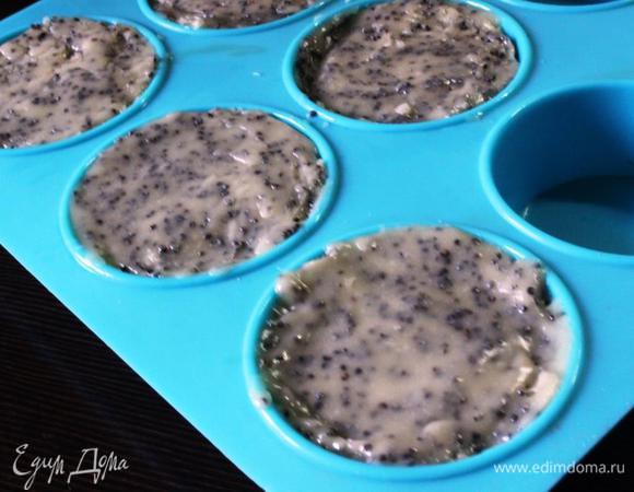 Как начинка подмерзнет, заполняем формы шоколадно-маковой массой до конца. И снова в морозилку минут на 5.