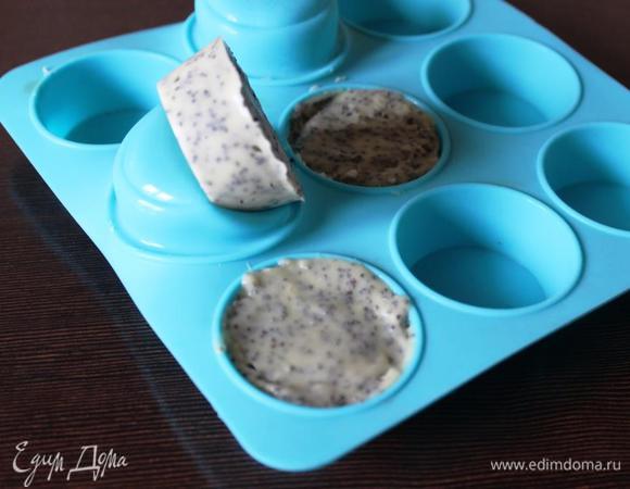 Получившиеся конфеты извлекаем из форм и по желанию подравниваем ножом края (я не делала).