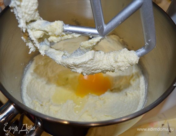 Размягченное слив. масло взбить миксером в пышную пену. Добавить 200 грамм сахара, ванилин и взбивать, пока сахар почти не растворится.
Добавлять яйца по одному. Добавили, взбили, еще добавили, взбили и т. д.
