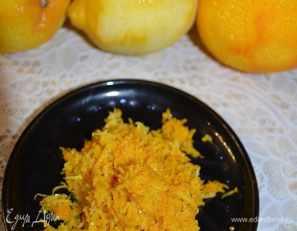 Натереть цедру четырех апельсинов и лимона на мелкой терке.