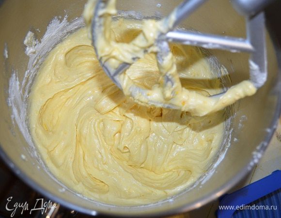 Вместе с половиной натертой цедры осторожно подмешать к тесту.
Тесто имеет нужную консистенцию тогда, когда падает с ложки тяжело отрываясь. Духовку разогреть до 180 градусов.