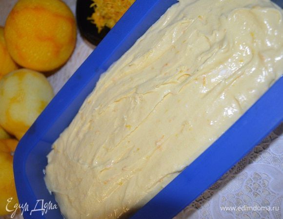 Тесто вылить в силиконовую форму или в обычную форму смазанную маслом и обсыпанную мукой. Выпекать около часа. Если верх начнет зарумяниваться, положите сверху фольгу.