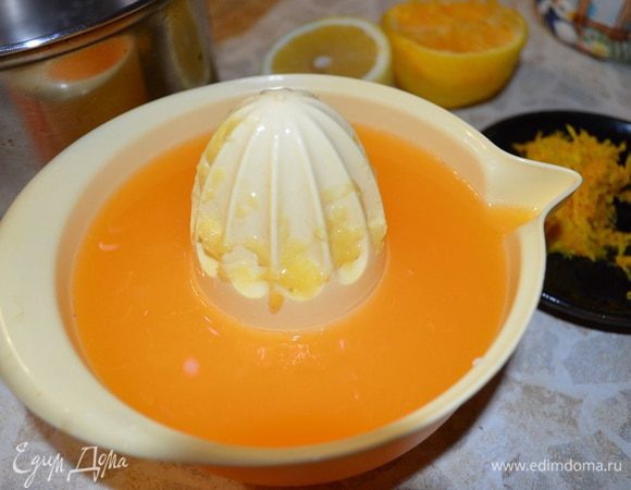 В это время апельсиновый и лимонный соки, оставшуюся цедру положить в кастрюльку. Добавить оставшийся сахар. На маленьком огне уварить до половины. Должен получиться не очень густой сироп. По желанию можно добавить ликер. Сироп охладить.