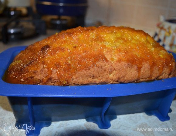 В форму вылить половину сиропа, погрузить туда наш кекс. Остальной сироп вылить сверху. Накрыть пленкой и оставить на ночь для пропитки.
На следующий день кекс достать из формы.