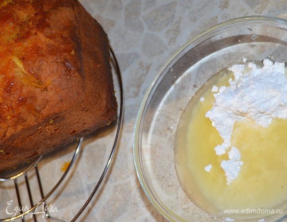 Сахарную пудру смешать с таким количеством лимонного сока, чтобы получилась густая глазурь. Покрыть кекс глазурью нанося столовой ложкой, давая стекать по бокам.