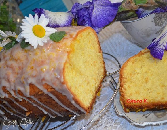 Кекс можно завернуть в фольгу, положить в холодильник и хранить несколько дней. Но у нас его хватило на пару денечков :)
Безумно вкусный кекс, очень рекомендую!