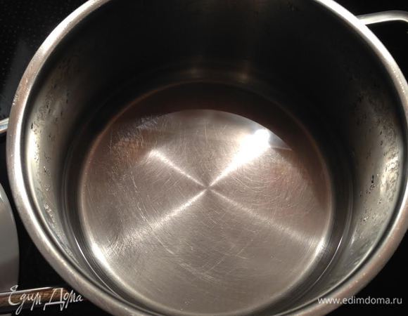 Воду с сахаром довести до кипения, проварить несколько минут до состояния сиропа и дать полностью остыть.