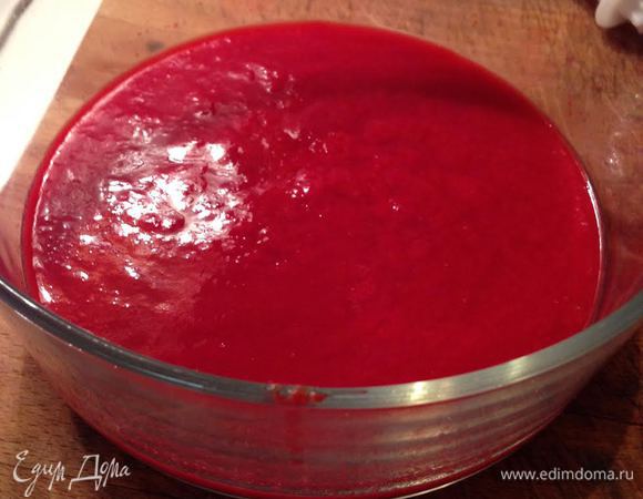 Малину пюрировать, протереть через сито и соединить с лаймовым соком.