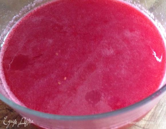 Объединить малиновое пюре с сиропом и перелить массу в мороженицу.Или же перелить в контейнер и затем периодически массу взбивать