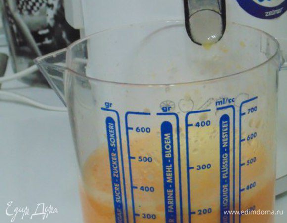 Из мандаринов выжать сок, процедить, замочить желатин в соке на 10 минут. Добавить сахар и ванилин. Прогреть до растворения сахара и желатина, не кипятить!
Разлить по креманкам на 2/3, поставить в холодильник до застывания желе.