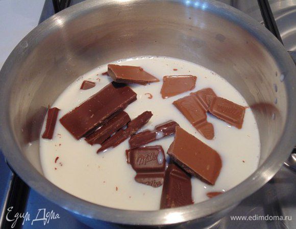 Мусс: замочить желатин в холодной воде на 10 минут, отжать.
Молоко нагреть, добавить ванилин, растворить желатин. Добавить поломанный шоколад.