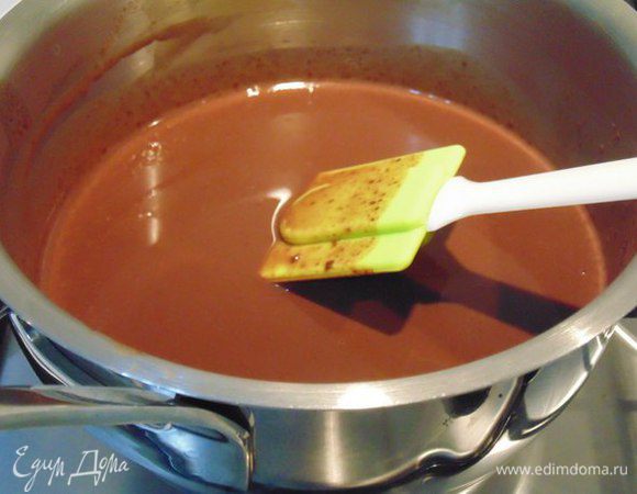 Размешать венчиком пока масса не станет глянцевой. Поставить в холодильник на полчаса.