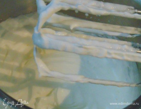 Сливки взбить до мягких пиков, добавить к шоколадной массе, взбить. 