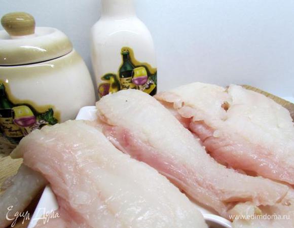 Аккуратно срезать с хребтовой кости филе. Нарезать его тонкими полосками.