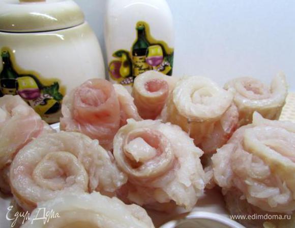 Свернуть в рулеты и перевязать ниткой (можно ускорить весь процесс с рыбой - купить готовые замороженные рулетики филе камбалы).