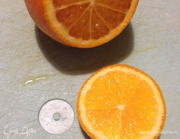 Срезаем с апельсина шляпку, примерно 1/4 от апельсина. 