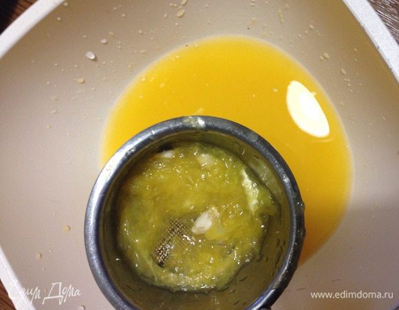 Мякоть апельсина протираем через сито, нужна только мякоть и сок апельсина. Ставим ковш на плиту, доводим до кипения и увариваем в два раза на небольшом огне.