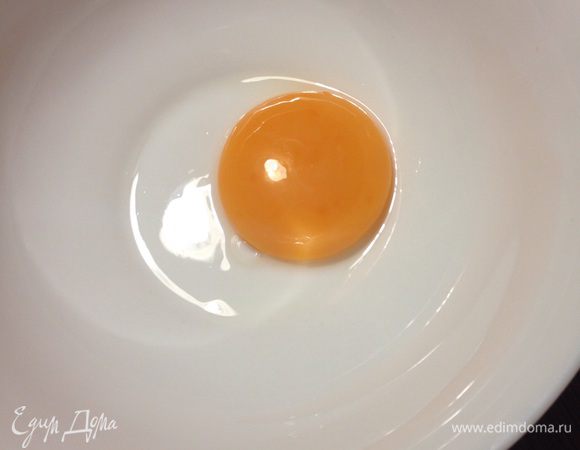 Отделяем белок от желтка. Белок ставим в холодильник.