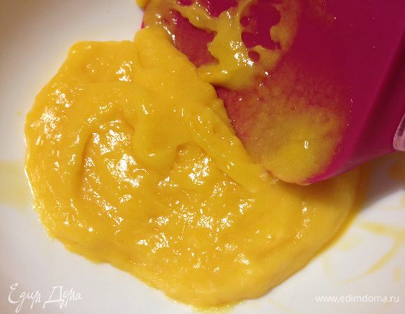 Крахмал смешиваем с сахарной пудрой. Добавляем сухую смесь позиционно в уваренный апельсиновый сок, и тщательно перемешиваем, чтоб не образовывались комочки. Снимаем с огня, и струйкой вливаем взбитый желток и вмешиваем очень быстро, чтоб желток не сварился. Перекладываем в пиалу для остывания.