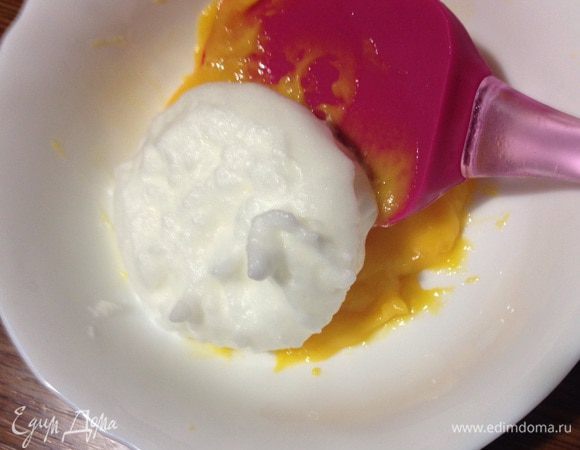 Белок взбиваем с щепоткой соли в крепкую пену. Аккуратно вмешиваем белки в яично-апельсиновую смесь, сначала 1/3, так повторяем два раза.