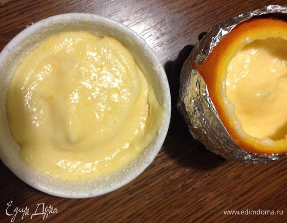 Наполняем формочки на 2/3, одно суфле я решила сделать в керамической форме смазанной маслом и края присыпала сахаром. Апельсин я обернула фольгой и поставила в формочку для кекса. Отправляем в духовку при 180 градусах на 18-20 минут.