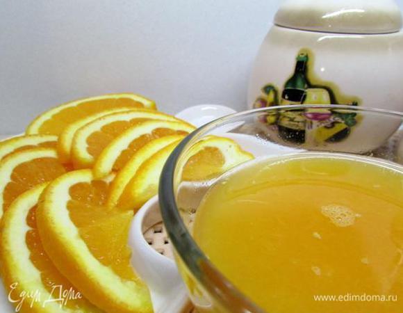 Из одного апельсина отжать сок. Оставшуюся половинку нарезать тонкими полукольцами.