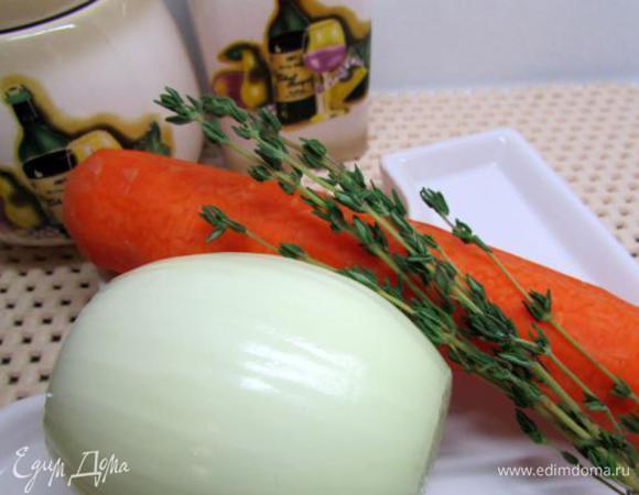 Морковь и лук очистить.