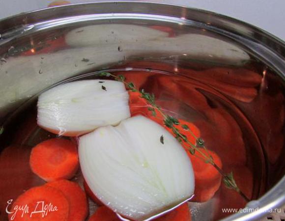 В кастрюлю налить 3,5 стакана воды. Положить очищенные овощи и тимьян, приправить солью, довести до кипения и варить 20 минут.