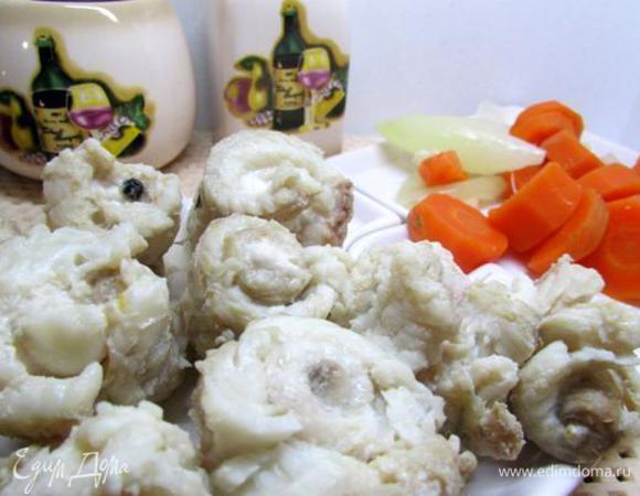 Добавить в кастрюлю рыбные рулеты, довести до кипения, варить 4 минуты. Аккуратно вынуть рулеты и овощи из кастрюли.