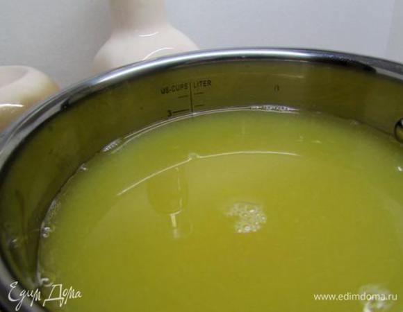 Сотейник с набухшим желатином поставить на небольшой огонь и готовить, размешивая и не доводя до кипения, пока желатин полностью не разойдётся. Снять с огня, добавить апельсиновый сок и бульон, перемешать. Дать остыть до комнатной температуры.