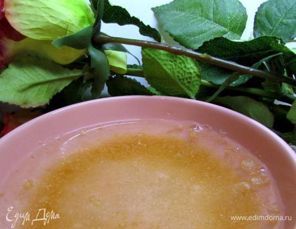 Желатин залейте 200 мл холодной кипячёной воды и оставьте до набухания.