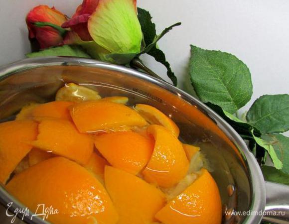 Кожуру крупно нарежьте и залейте 1 литром воды. Доведите до кипения и варите 10 минут.