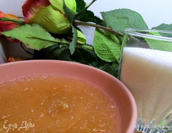 Добавьте сахар и набухший желатин, доведите до кипения, но не кипятите.