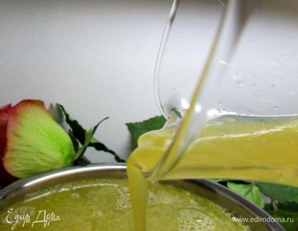 Влейте апельсиновый сок и снимите с огня.