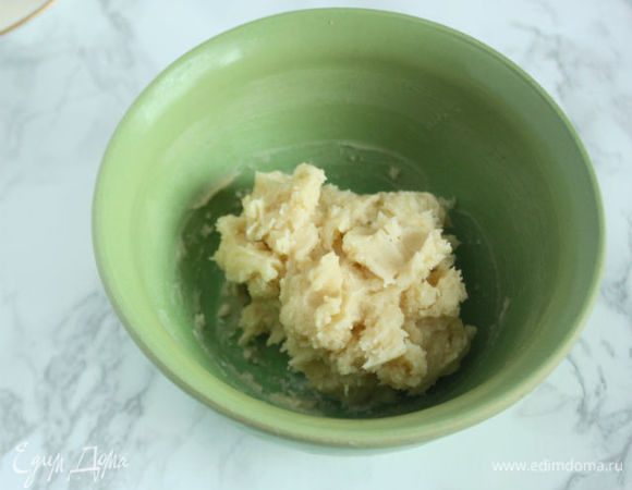 В миске смешайте оба ингредиента пальцами до гомогенной массы и отставьте пока в сторону.
Кстати, Beurre manié (бер манье) можно сделать побольше, скатать шарики размером с крупную черешню, заморозить и хранить в контейнере или пакете до 3-х месяцев. А когда нужно будет загустить какое-либо блюдо, добавьте в него 2-3 шарика. Быстро и удобно! Мука никогда не будет комочками!