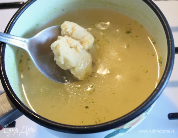 Куриный бульон доведите до кипения в сотейнике без крышки, убавьте огонь и выпаривайте до половины объёма. 
Затем постепенно добавьте масляно-мучную пасту и тщательно размешивайте венчиком.