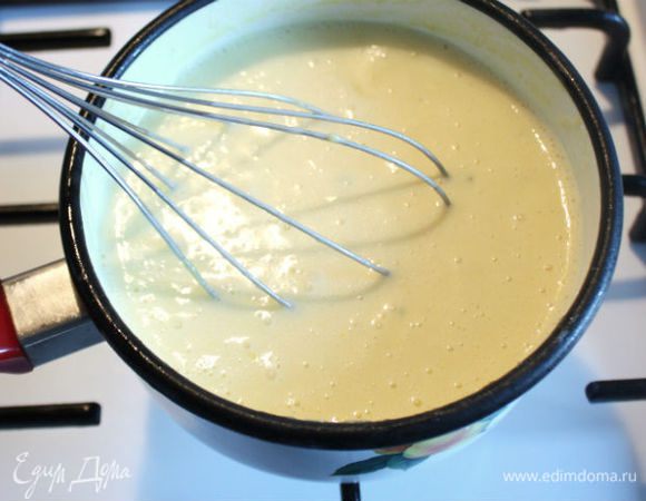 Осторожно вливайте горячий соус из сотейника и одновременно тщательно взбивайте. Потом перелейте смесь назад в сотейник, верните его на минимальный огонь и, не прекращая взбивать, добавьте 30 г масла. Не доводите соус до кипения.
