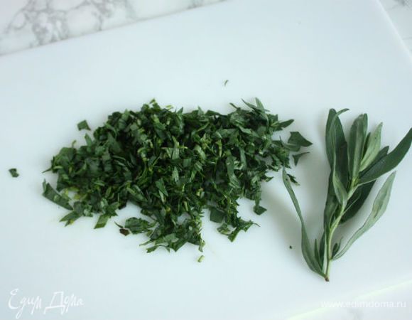 Эстрагон мелко порубите ножом.