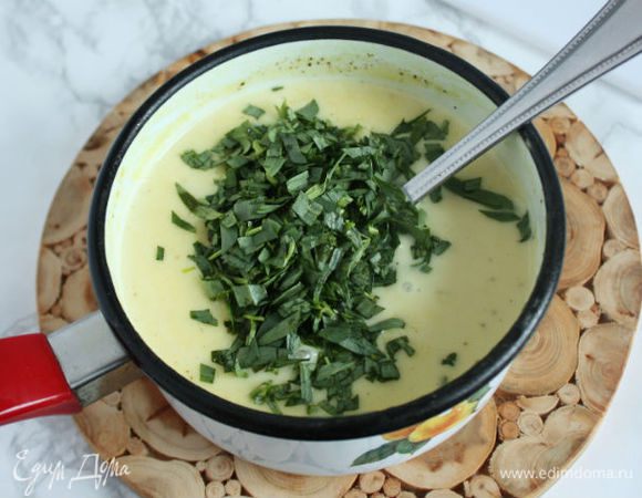 Снимите с огня, вмешайте в соус эстрагон, приправить солью и чёрным молотым перцем.
