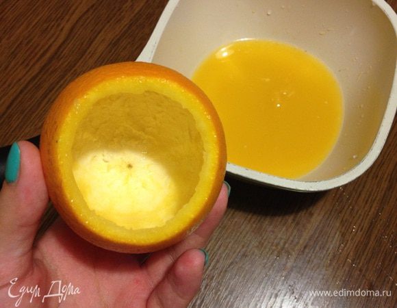 Аккуратно вычищаем апельсин внутри, я это делала чайной ложечкой. Главное не повредить кожуру, это будет формочка для суфле. Апельсины надо брать не очень большие, чтобы суфле пропеклось.