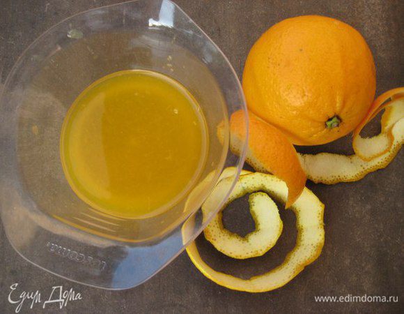 Соус: с апельсина снять кожуру не задевая белую часть. Выжать сок из апельсина.