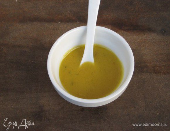 В сотейнике на оливковом масле слегка обжарить раздавленные зубчики чеснока, чеснок выбросить. Влить вино, дать алкоголю выпариться, добавить листики тимьяна и апельсиновую кожуру, влить сок, поварить несколько минут.
Кожуру выкинуть.
Сливочное масло растопить в чашке, всыпать муку, размешать, добавить к соусу. Всыпать сахар, соль, добавить горчицу, перемешать, выключить огонь.