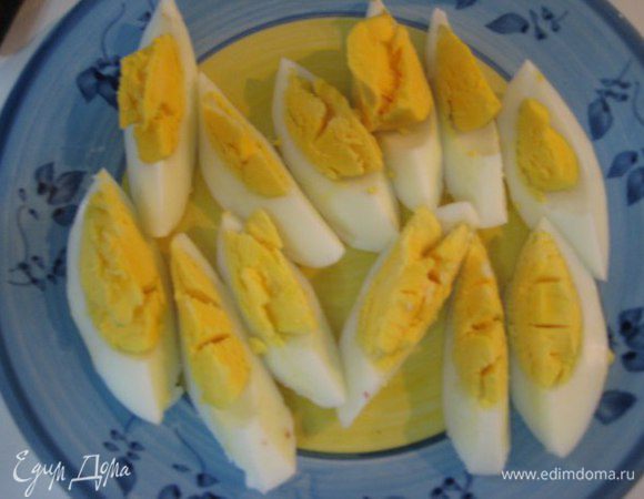 Грецкие орехи порубить. Яйца отварить, нарезать.