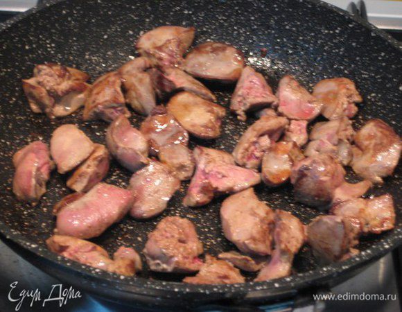 Кусочки куриной печени обжарить на 1 ст. л. оливкового масла на сильном огне пару минут, влить бальзамический уксус, посолить, поперчить.
Фасоль бланшировать в подсоленой воде до готовности.