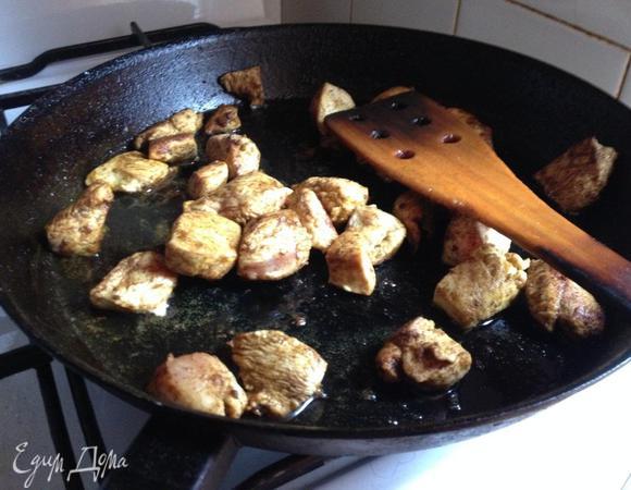 Разогреть сковороду с растительным маслом (1 ст. л.) и обжарить курицу, нарезанную кусочками. Посолить по вкусу. Охладить.