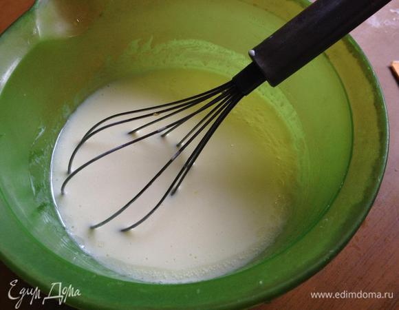 Добавить молоко и 4 ст. л. растительного масла. Перемешать.