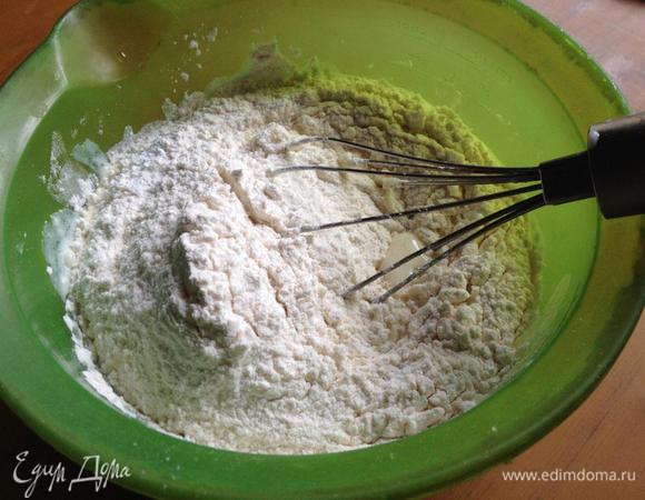 Сыр натереть на мелкой тёрке. 
Ввести в тесто сыр и муку. Перемешать.