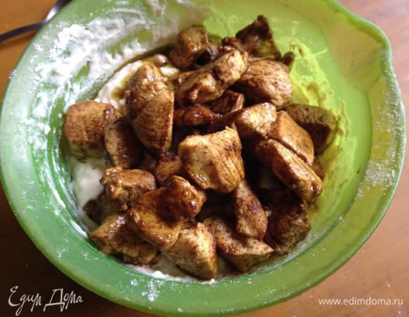 Добавить обжаренное куриное филе. Перемешать.