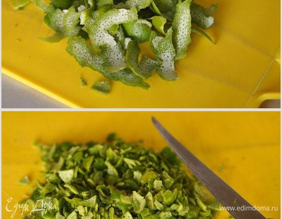 Очистить цедру с лаймов. Лучше сделать это мелкой теркой, но мы легких путей не ищем, и поэтому я сняла цедру овощечисткой, и потом ножом долго измельчала ее.