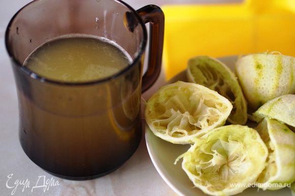 Выжать полстакана сока с лаймов и лимона. Для облегчения этого процесса можно поместить цитрусовые в микроволновку на 30 секунд и покатать их по столу, сильно прижимая ладонью.